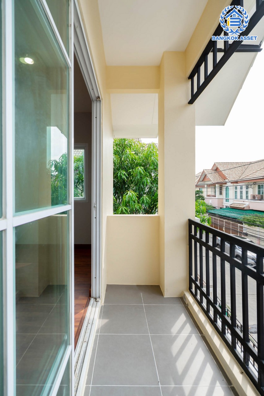 บ้านมือสองตกแต่งใหม่ ทำเลโซนเมือง! ม.นนทกาญจน์ นครอินทร์-พระราม5 บ้านแฝดหลังใหญ่ เนื้อที่ 44 ตร.ว. ฟังก์ชัน 3 ห้องนอน 3 ห้องน้ำ บนทำเลเชื่อมต่อทุกการเดินทาง ใกล้สะพานพระรามห้า และรถไฟฟ้า "สถานีแยกติวานนท์"